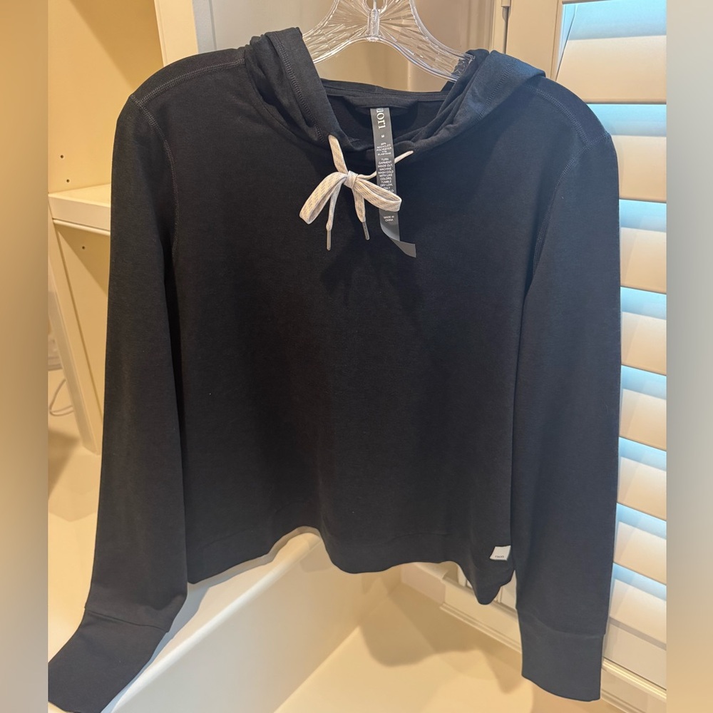 Vuori Cropped Sweatshirt. Size M.